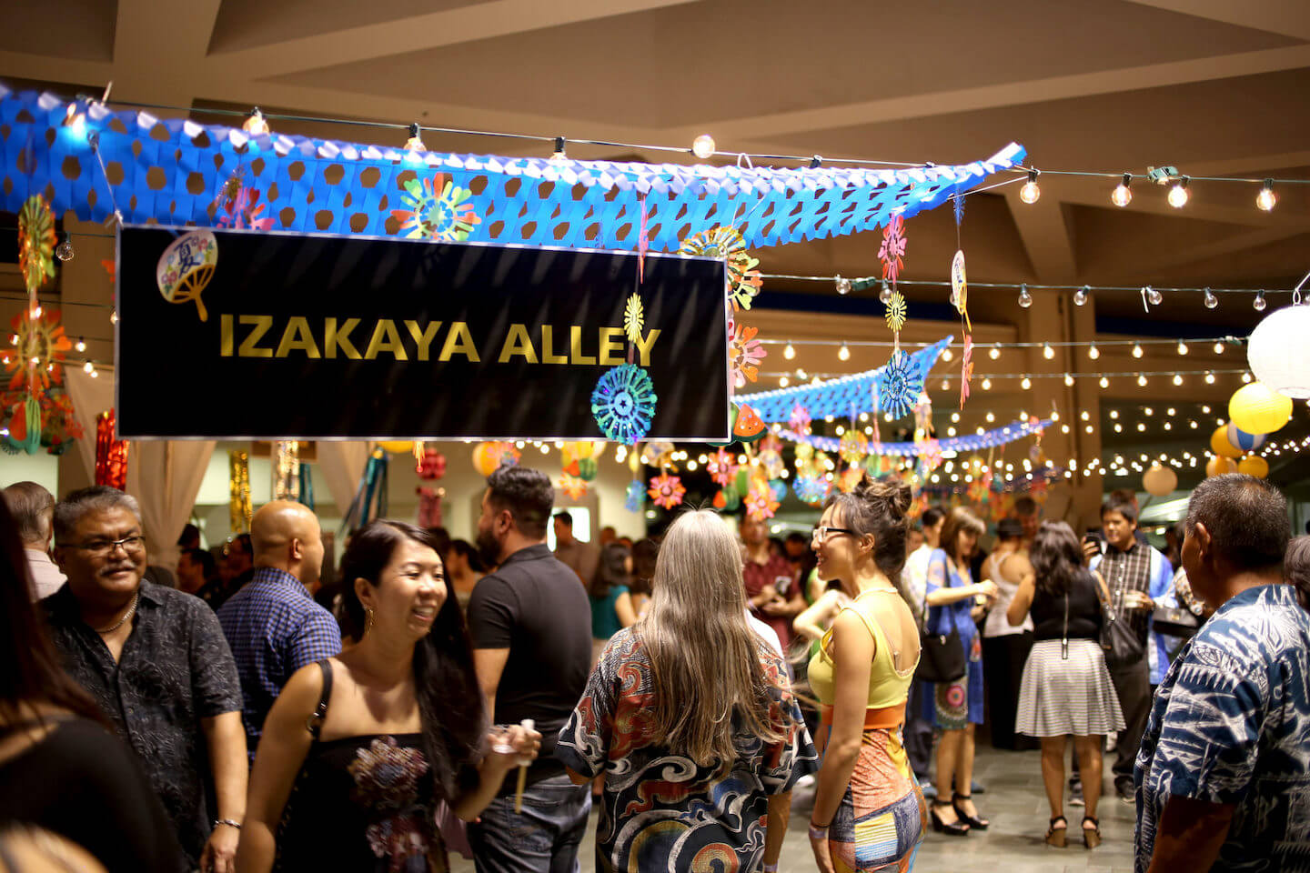 Crowd of people hanging around at Izakaya Alley’s section (2015 Honolulu)