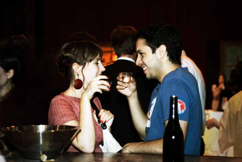 jos08ny176_onlyCouple A happy couple facing each other enjoying sake (2008 New York)